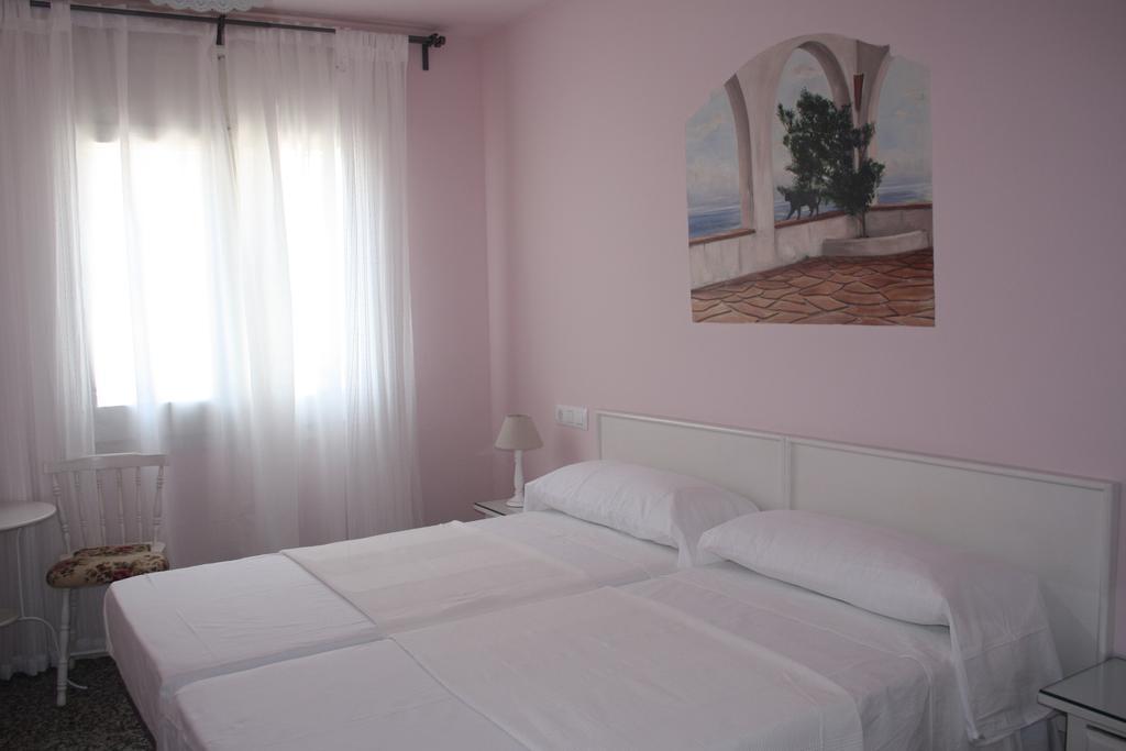 Hostal Isabel II Hotel Figueres  Quarto foto